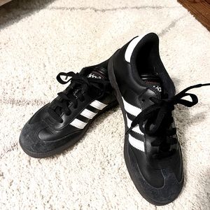 Adidas junior samba classic indoor soccer shoe